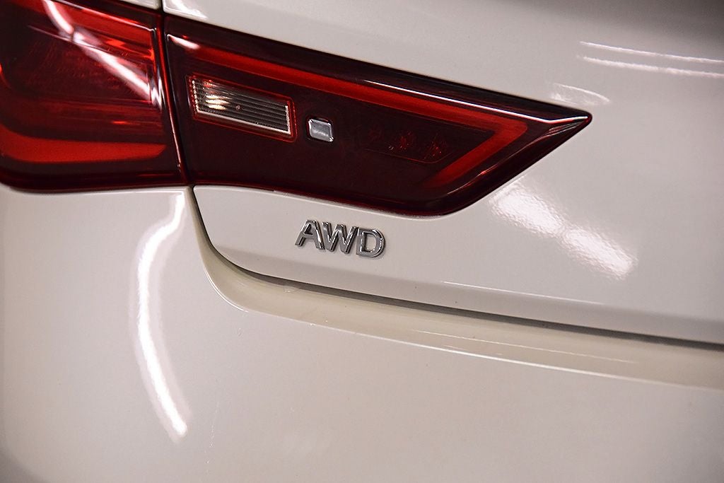 2022 INFINITI Q60 LUXE