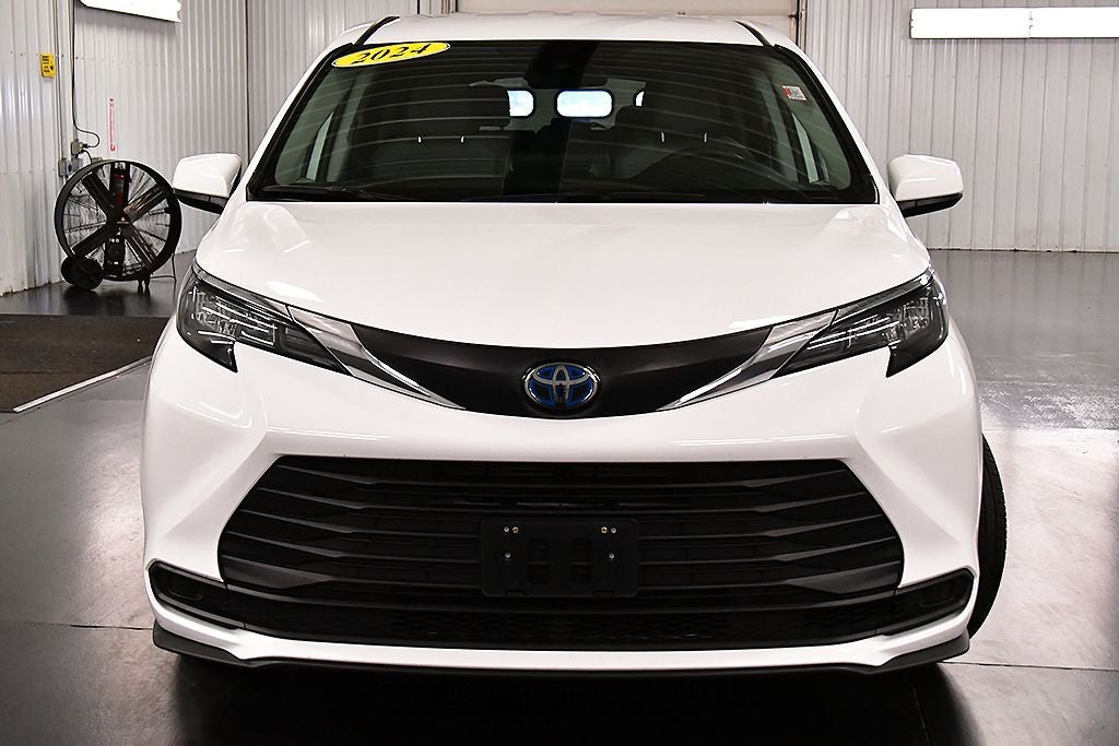 2024 Toyota Sienna LE 8 Passenger