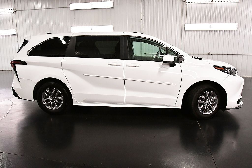 2024 Toyota Sienna LE 8 Passenger